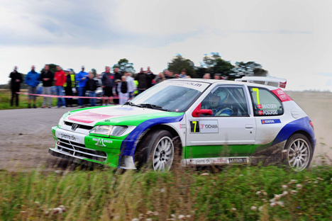 Brian Madsen er Danmarks hurtigste på tør asfalt, men på grus som her kommer hans kun tohjulstrukne Peugeot 306 MAXI til kort over for de firehjulstrukne biler.